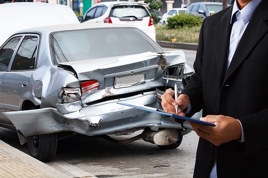 Conozca sobre el seguro de automóvil. Tácticas de las compañías de seguros en reclamaciones por accidentes que involucran a conductores culpables en un accidente de auto.