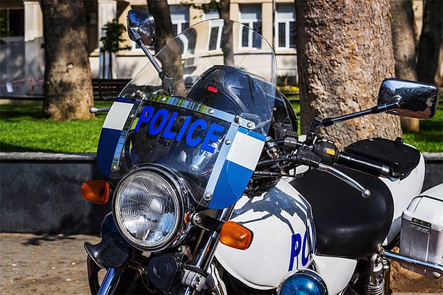 Motocicleta de la policía: sanción por atravesar un estacionamiento para evitar una luz roja en Texas