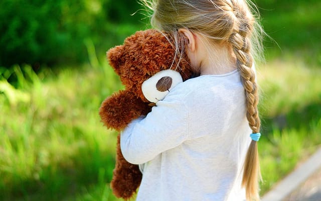 Little girl holding a teddy bear - Daycare abuse lawyers in Texas