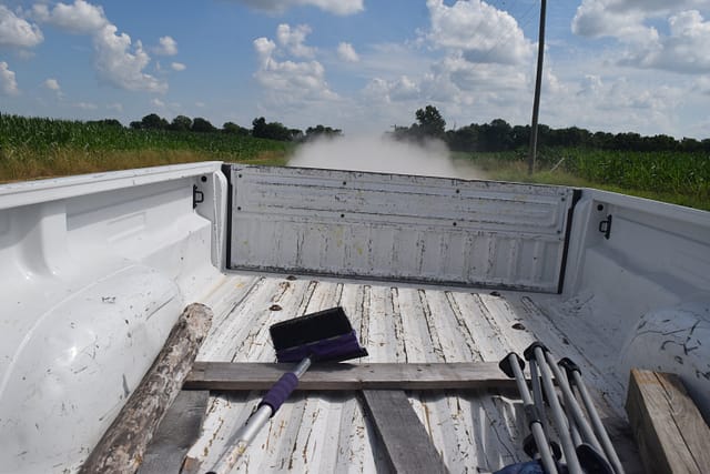 Vista desde la cama del camión con camión conduciendo por una carretera rural - viajar en la caja de un camión en Texas