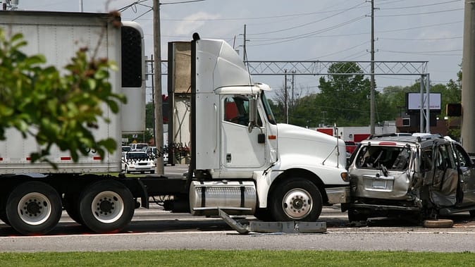 Aparejo grande chocó contra otro vehículo motorizado - Los mejores abogados de accidentes de camiones en Waco