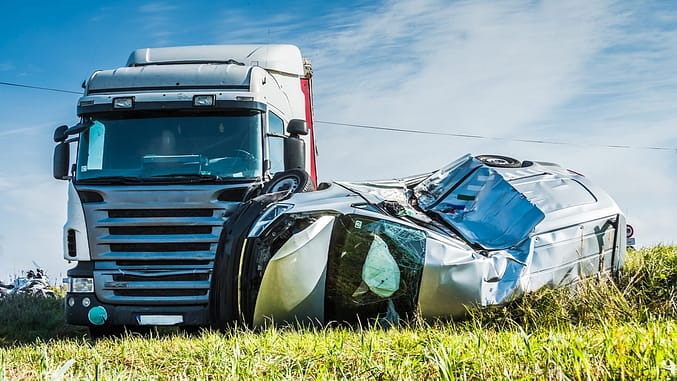Semirremolque choca con una camioneta que está parcialmente volcada - Estadísticas de accidentes de camiones de San Antonio, Texas