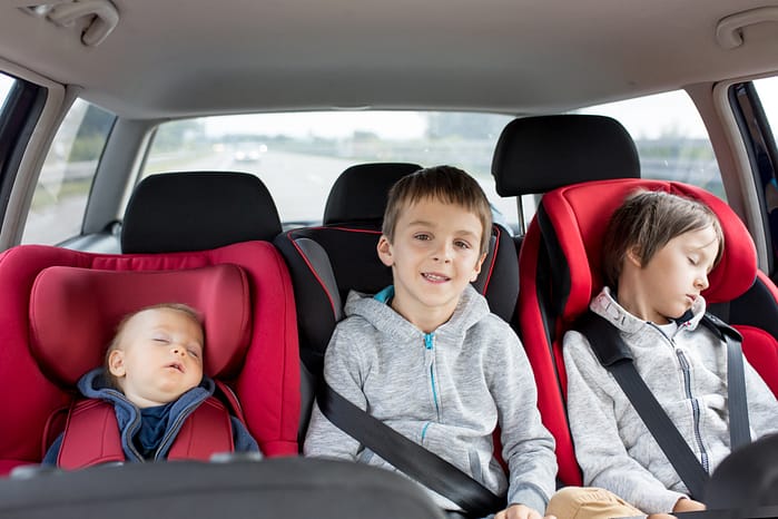 Niños y sillas de coche: ¿cuándo pueden sentarse los niños en el asiento delantero de un coche?
