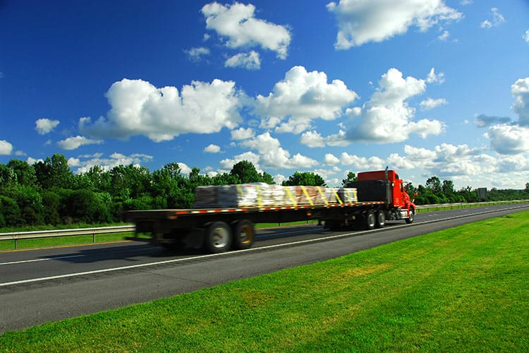 Abogados de accidentes de Grand PrairieTruck-Imagen de un camión rojo en la carretera