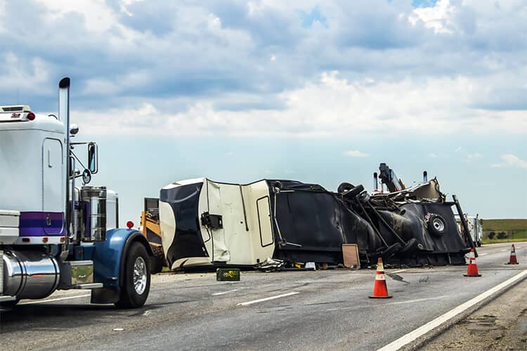 Abogados de accidentes de camiones de 18 ruedas en Carrollton Texas - Camión de 18 ruedas se estrelló y volcó