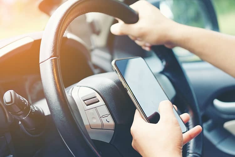 Enviar mensajes de texto y conducir con teléfonos móviles.