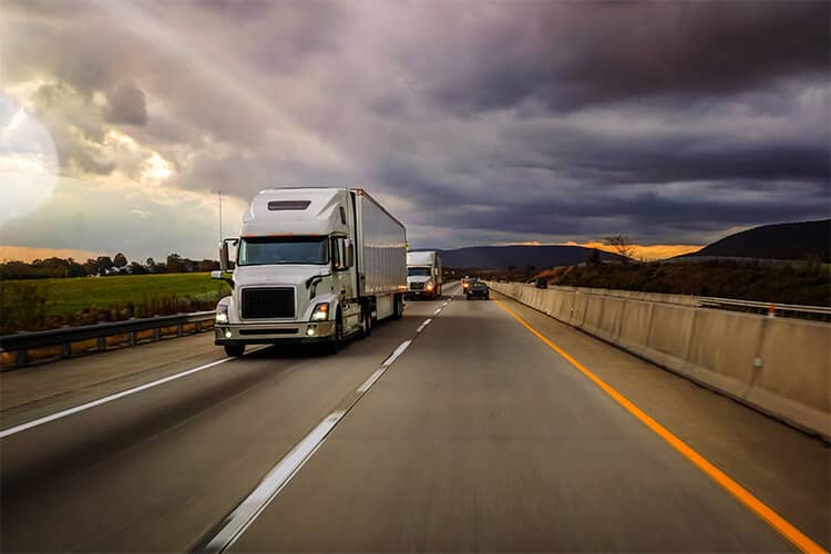 Camiones de 18 ruedas conduciendo en la carretera - Abogados de Accidentes de Vehículos Comerciales en DFW