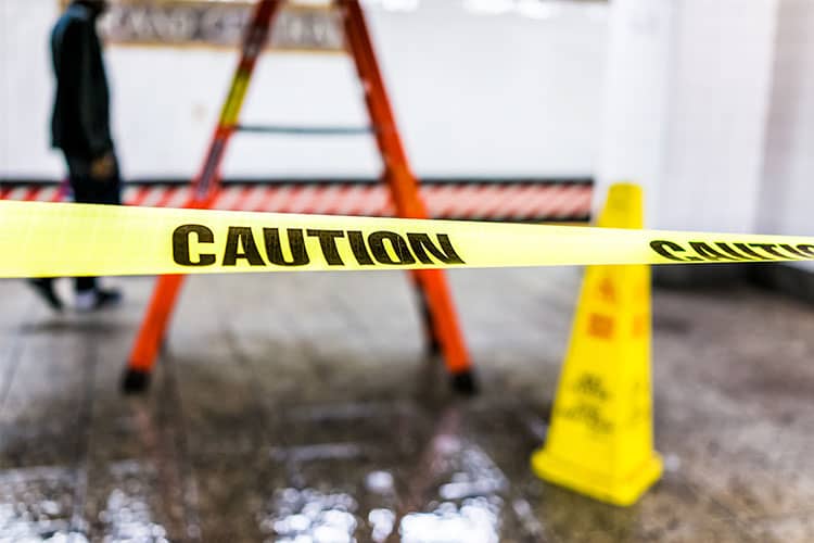 Señal de precaución al entrar desde un piso mojado: abogados de resbalones y caídas en Dallas, Texas