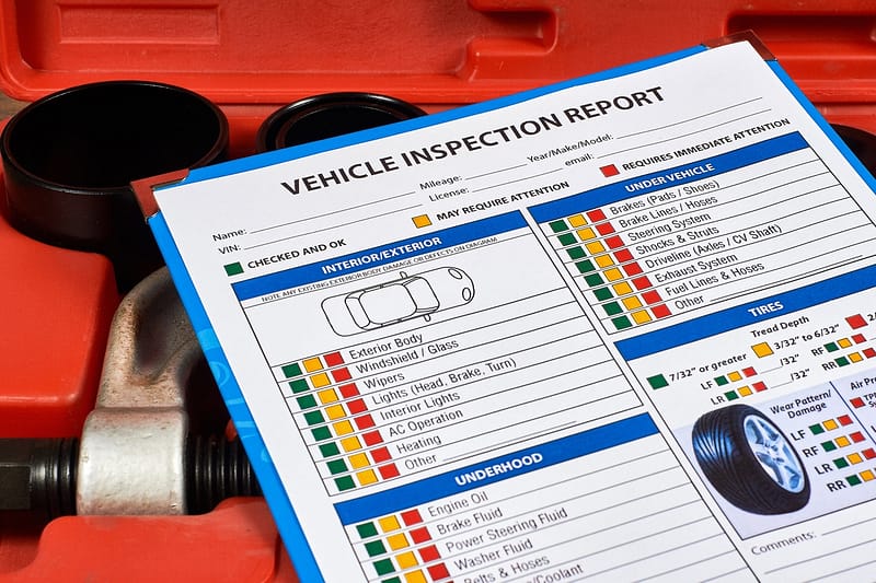 Formulario de informe de inspección de vehículos en el contexto de herramientas automotrices. De cerca. Leyes de inspección de vehículos de Texas