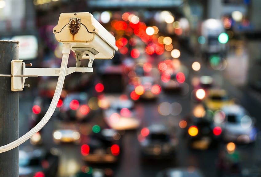 Las cámaras de tráfico graban imágenes de los coches en el tráfico